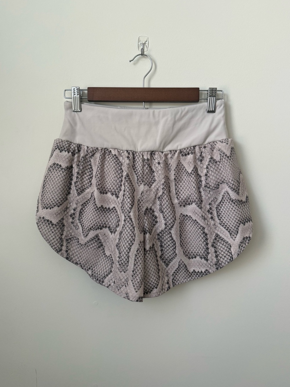 Varley Derby High Waist Short Alabaster Python Snakeskin‎ Athletic Size Small